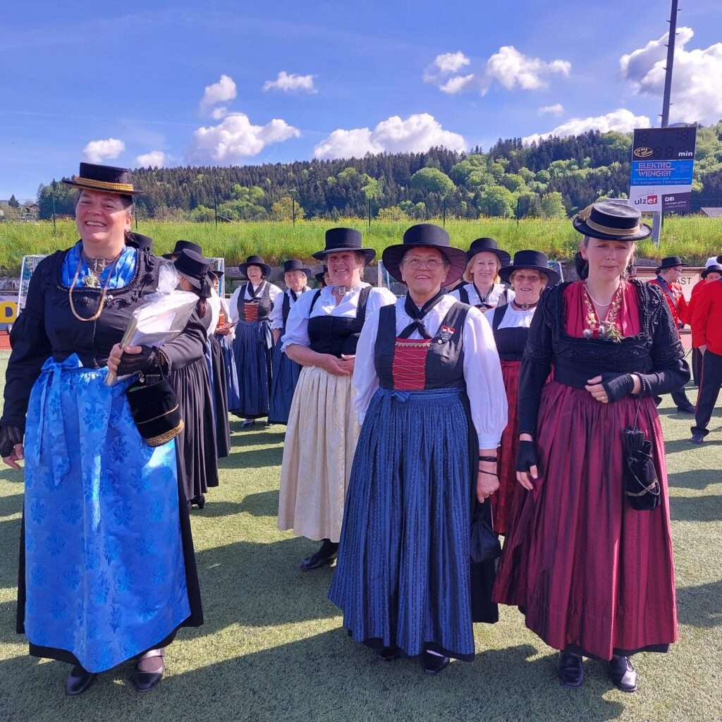 Trachtenfrauen Adnet in Aufstellung bei wunderschönem Wetterm mit blauem Himmel