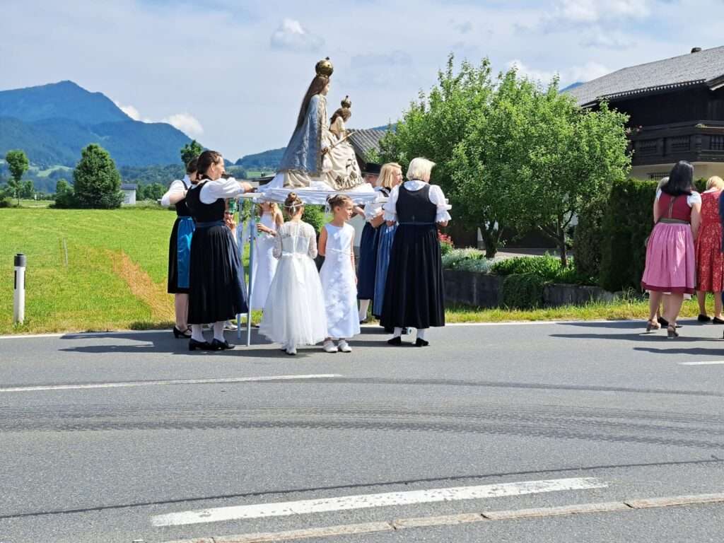 Traditioneller, festlicher Umzug